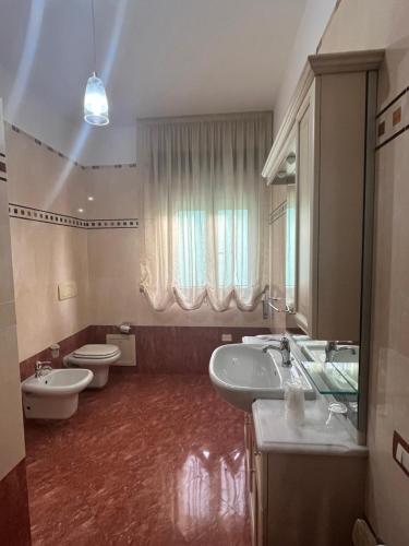 baño grande con 2 lavabos y aseo en Il Tramonto in centro, en Giba