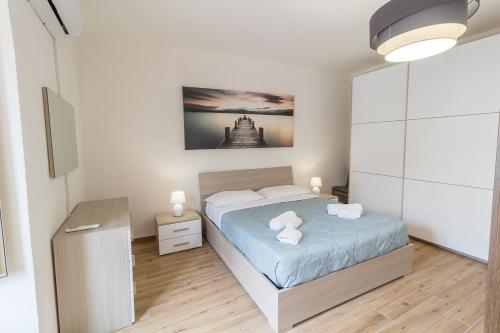 une chambre avec un lit avec deux serviettes dessus dans l'établissement Apartment Lo Duca, à Cefalù