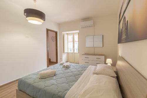 - une chambre avec un grand lit dans l'établissement Bedda Casa, à Cefalù