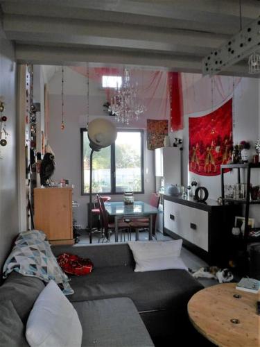 un salon avec un canapé et une table dans l'établissement Jolie maison, 3 chambres, jardin et parking, à Bagneux