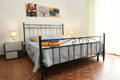 une chambre avec un lit avec un cadre noir et deux lampes dans l'établissement Appartamento Il Limone, à Pise