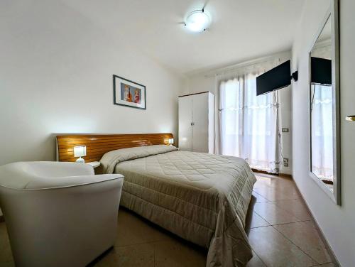 ein Schlafzimmer mit einem Bett und einem WC darin in der Unterkunft Oikia Vacanze S Cesarea Casa Rosa su in Santa Cesarea Terme