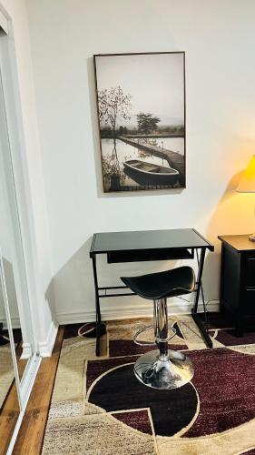 una mesa negra y una silla en una habitación en Steelbull Lodge en Brampton