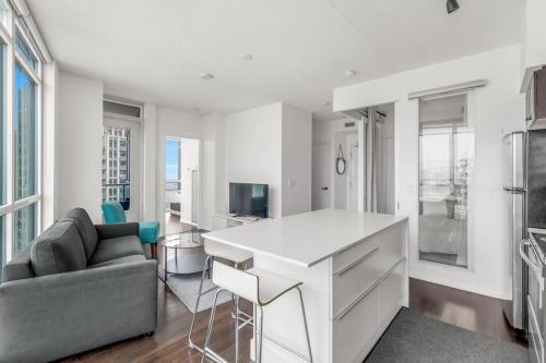 een woonkamer met een wit bureau en een bank bij 2 BR with Amazing city views & Free parking in Toronto