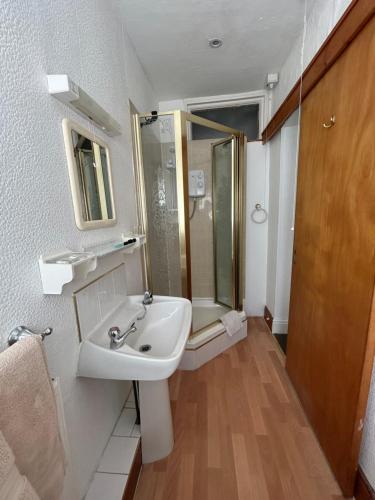 Ένα μπάνιο στο Bayona Guest House