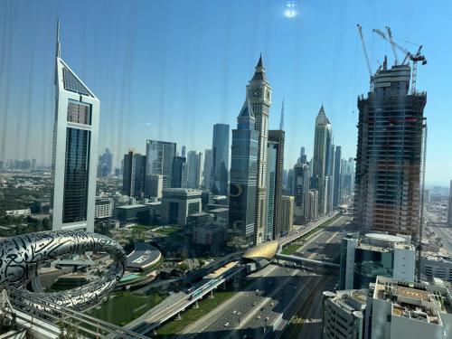 uma vista para uma grande cidade com edifícios altos em 2 Single Bed Fully Furnished Bed Room Front of Dubai Museum - Trade Center em Dubai