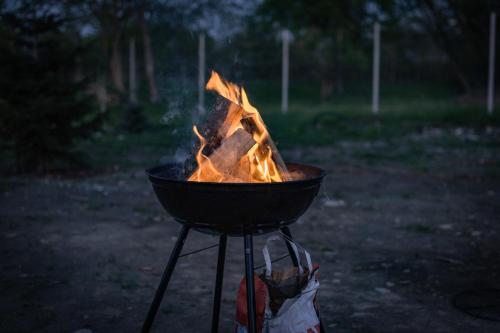 una parrilla con un montón de fuego en ella en Porumbacu Garden en Porumbacu de Sus