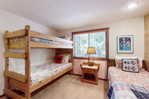 Ένα ή περισσότερα κρεβάτια σε δωμάτιο στο Black Butte Ranch: South Meadow Home Eighty-Four