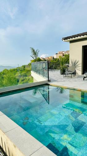 une piscine devant une maison dans l'établissement A CASA DI GHJULIA PISCINE CHAUFFEE PROCHE St FLORENT, à Vallecalle