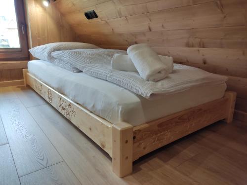 佐伯的住宿－Domek Pod Tatrami，木墙客房的一张床位
