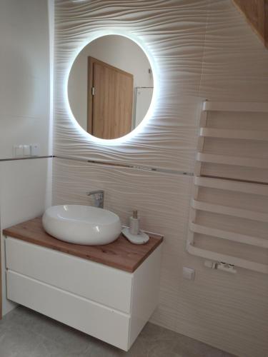 佐伯的住宿－Domek Pod Tatrami，一间带水槽和镜子的浴室