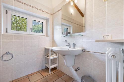 La salle de bains est pourvue d'un lavabo et d'un miroir. dans l'établissement Tanas, à Tenno