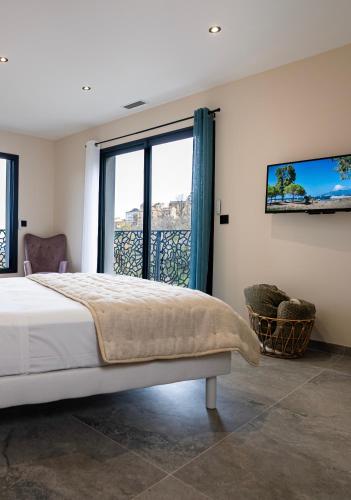 une chambre avec un lit et une grande fenêtre dans l'établissement A CASA DI GHJULIA PISCINE CHAUFFEE PROCHE St FLORENT, à Vallecalle