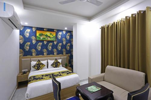 um quarto de hotel com uma cama e um sofá em Hotel Decent Aerocity - Mahipalpur, Delhi Airport em Nova Deli