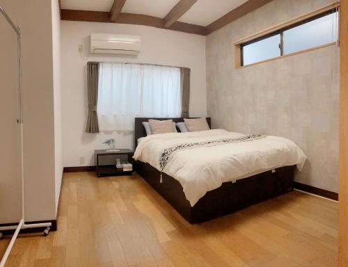 Guesthouse cherry tesisinde bir odada yatak veya yataklar