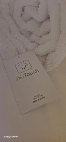 a white box with a sign on top of a towel at Cosy & Confort Studio près de l'aéroport in Nouaceur