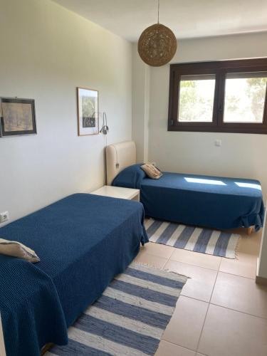 a bedroom with two beds and a window at Golf View Apartment in Píla