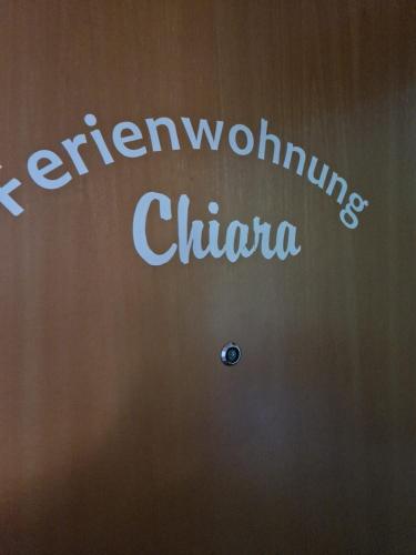 un cartel en una puerta con las palabras "porcelana de inmigración" en Fewo für Monteure 25km bis Berlin, en Mittenwalde