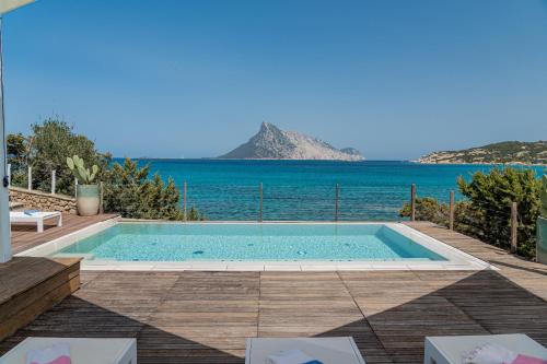 una piscina con vistas al océano en Villa SEA SOUL - Luxury style with direct access to sea en Porto Taverna
