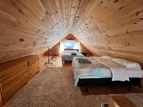 una camera con 2 letti in legno di Nautical Beach Properties a Hampton Beach