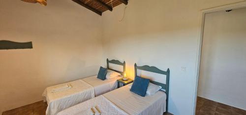een kamer met twee bedden en een lamp op een tafel bij Quinta do Lagar - Rural Retreat by the Beach #5 in Albufeira