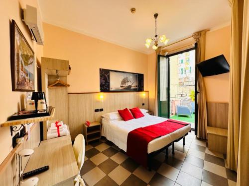 una camera d'albergo con un letto e una grande finestra di Hotel Galata a Genova