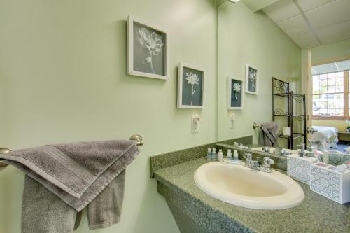 W łazience znajduje się umywalka i lustro. w obiekcie Cozy New Kensington Vacation Rental Near Parks! w mieście New Kensington