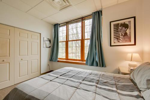 um quarto com uma cama e uma janela em New Kensington Apartment about 20 Mi to Pittsburgh! em New Kensington