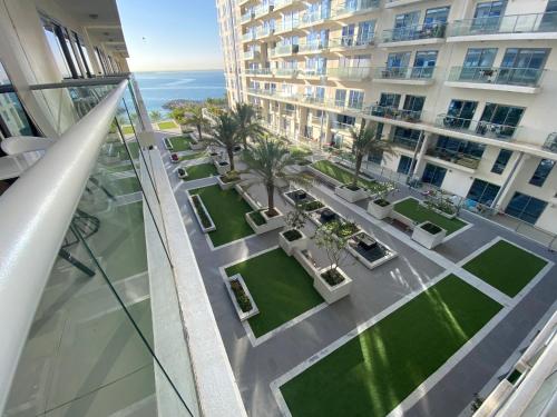una vista aérea del patio de un edificio en Marjan Island Beautiful Apartment Sea View Beach Luxury Rooms Ras Al Khaimah UAE, en Ras al Khaimah