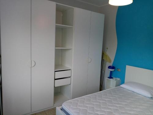 Ένα ή περισσότερα κρεβάτια σε δωμάτιο στο A CASA DI LUCA E GLORIA FRONTE MARE