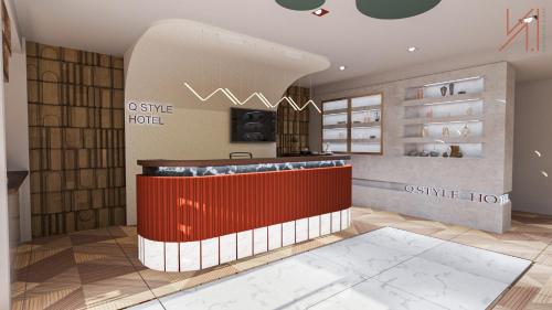 Die Eingangshalle eines Geschäfts mit einem roten Tresen in der Unterkunft Q Style Hotel in Pelitli