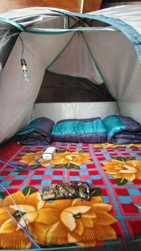 um edredão numa cama numa tenda em NamasteNomads X Musafirokibasti em Kedārnāth