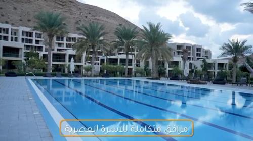 uitzicht op het zwembad bij خليج مسقط in Qantab