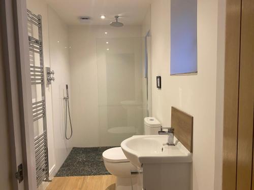 索利赫爾的住宿－Private Entry Double bedroom with beautiful views!，白色的浴室设有卫生间和水槽。
