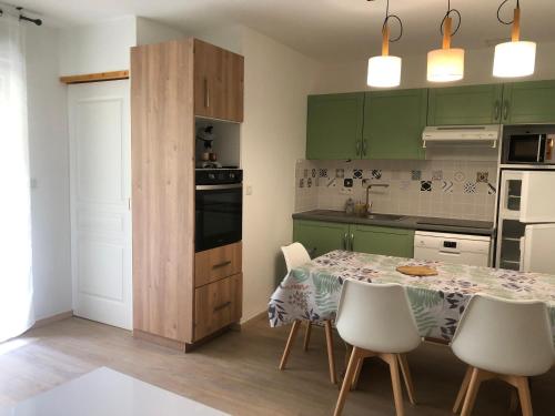 Dapur atau dapur kecil di appart T 3 Bagnères-de-Luchon vue montagne - piscine mi juin