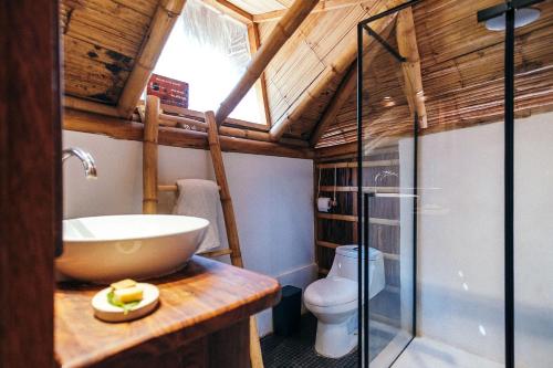 uma casa de banho com um lavatório e um WC em La Maison em Máncora
