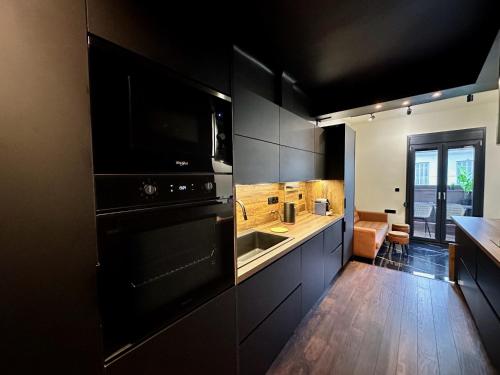 Four Seasons - The Crown Apartment