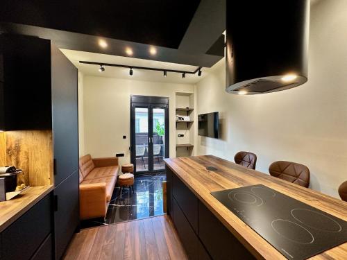 Four Seasons - The Crown Apartment