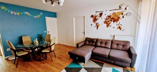 un salon avec un canapé et une table dans l'établissement Sweet apartment close to Paris, à Colombes
