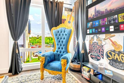 Χώρος καθιστικού στο New How We Roll Rooftop - Hot Tub with Views - 13 Beds