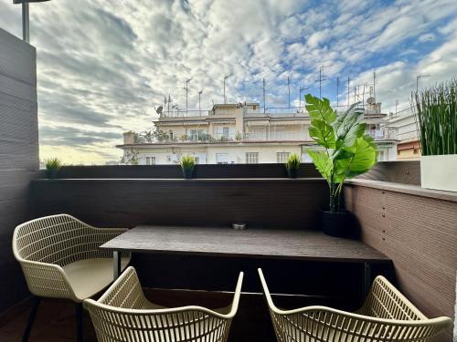 Four Seasons - The Crown Apartment