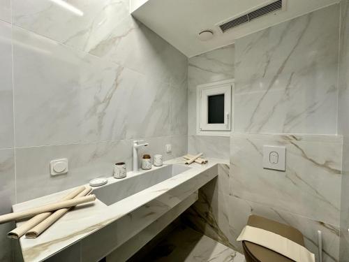 Four Seasons - The Crown Apartment