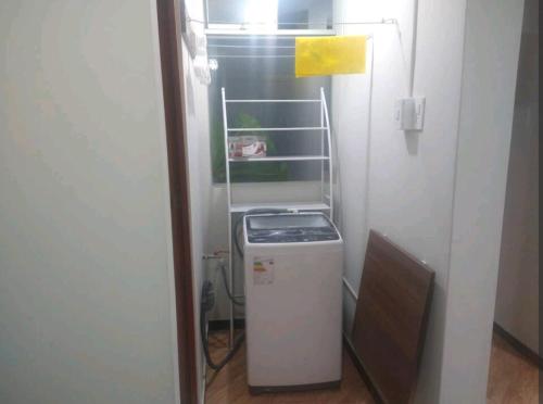 - un réfrigérateur vide avec une cuisinière dans l'établissement Acogedor apartamento, à La Pampilla
