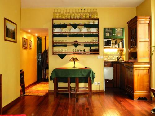 une salle à manger avec une table et un tissu de table vert dans l'établissement Studio proche de la Seine, à Paris