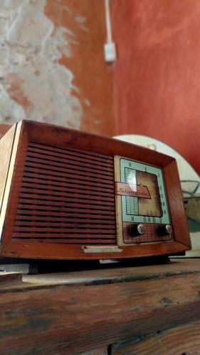 an old radio sitting on top of a table at Posada Ribera del Gualeguaychu in Gualeguaychú
