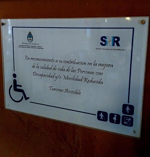a sign on a wall with a sign for a restroom at Posada Ribera del Gualeguaychu in Gualeguaychú