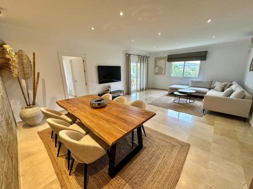 ein Wohnzimmer mit einem Holztisch und Stühlen in der Unterkunft Casa Ines in Mijas Costa