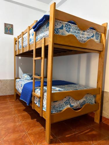 Dviaukštė lova arba lovos apgyvendinimo įstaigoje ALAMEDAS APARMENTs