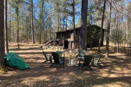a cabin in the woods with a table and chairs at Big Woods Hideaway in Saint Germain