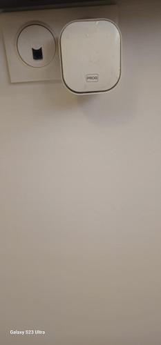 a close up of a cell phone on a wall at Cosy & Confort Studio près de l'aéroport in Nouaceur